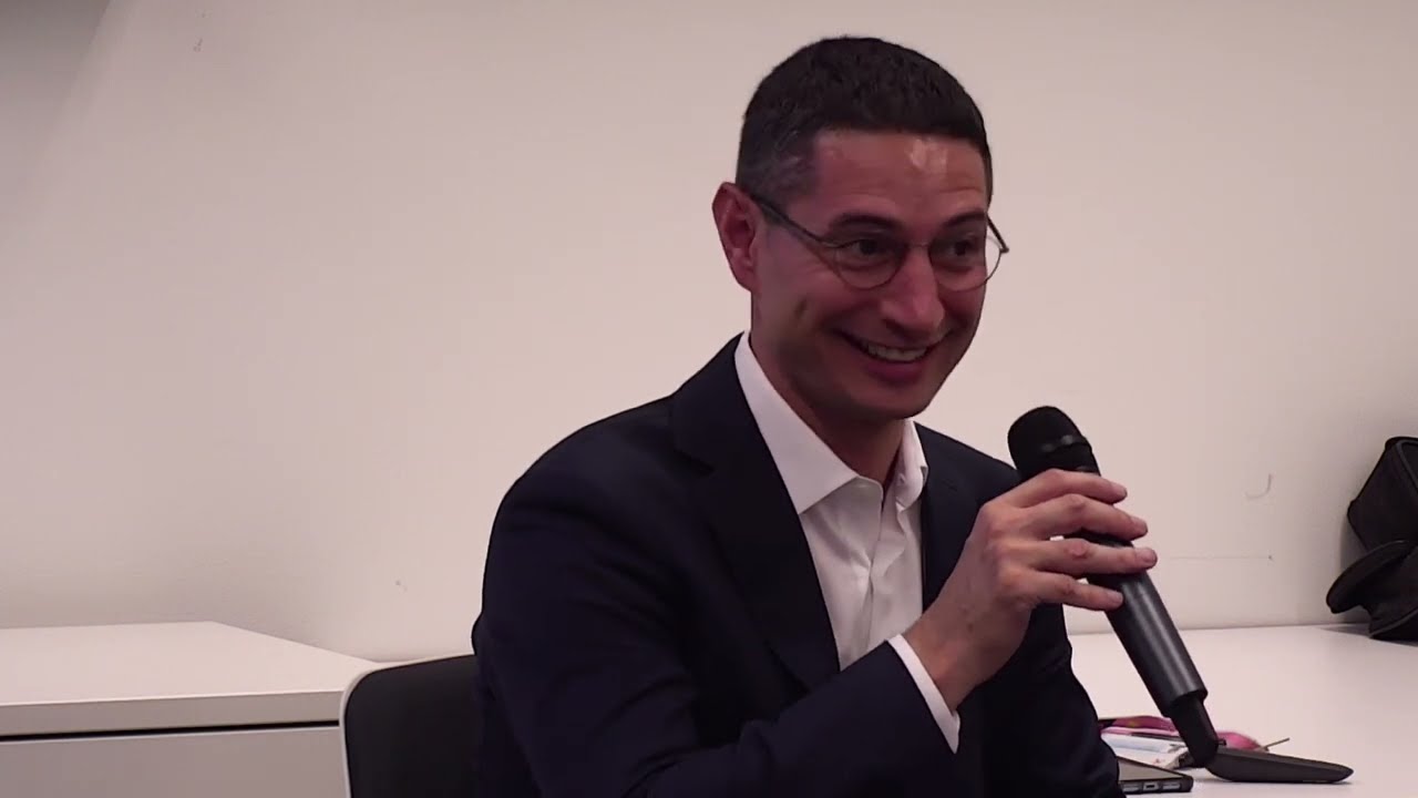 Lire la vidéo YouTube, voir légende ci-après